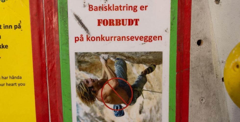 forbudskilt på klatresenter 