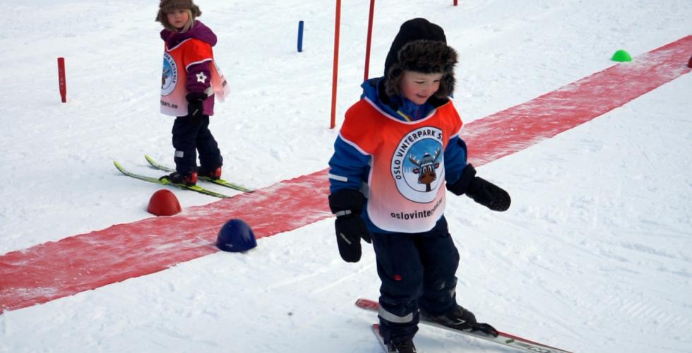 Fire barn på slalåm med skiinstruktør 