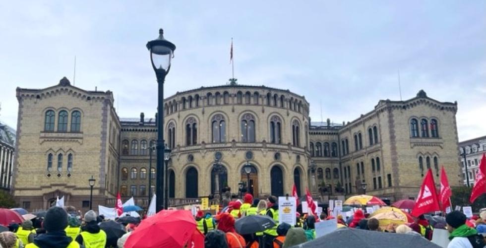 Folkemengde foran Stortinget