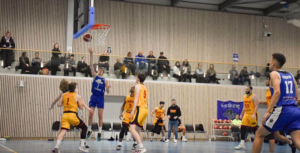 en mann som scorer mål i basket