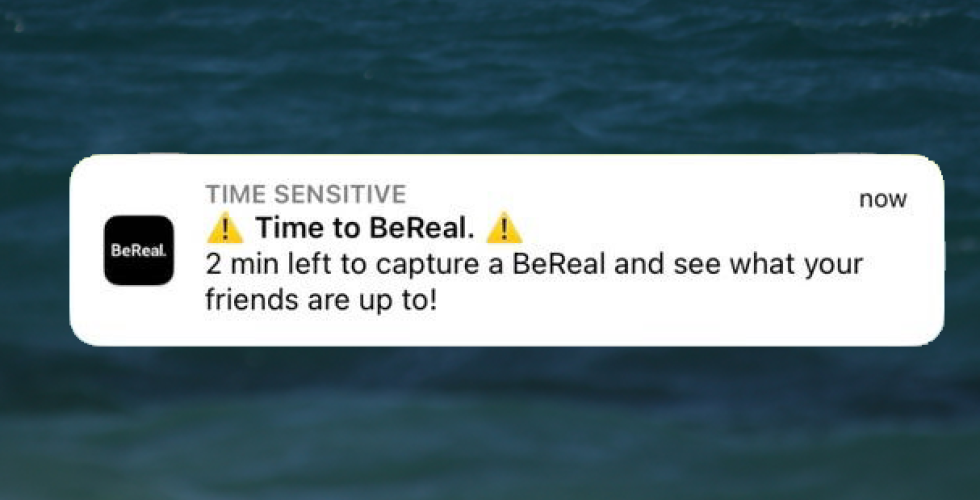 Skjermbilde av varsel fra BeReal med teksten "Time to BeReal"