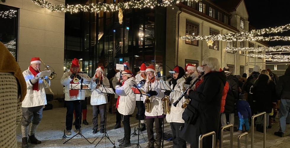 Bestum Stasmusikk. Korps kledd i nisseluer.