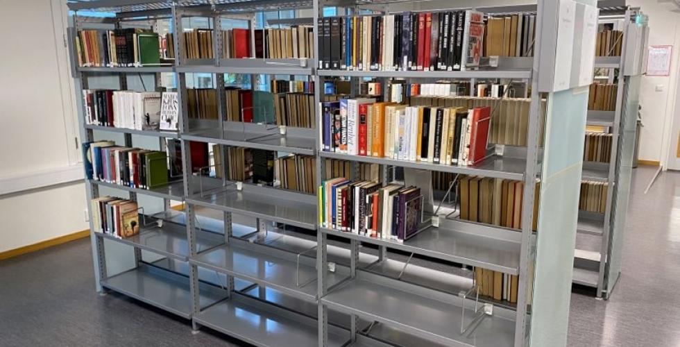 En halvfull bokhylle inne på biblioteket på OsloMet