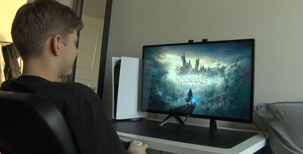 Hogwarts Legacy logo på pc skjerm, med gamer