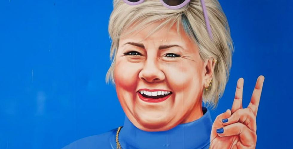 portrettegning av Erna Solberg der hun viser fredstegn med fingrene