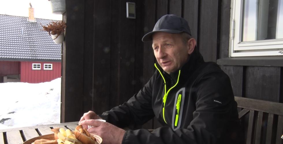 Bonde Kristian Narum drikker kaffe på tunet