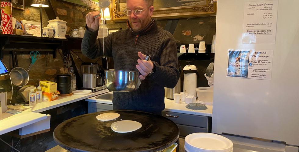 Bilde av Joachim Raade som lager svele