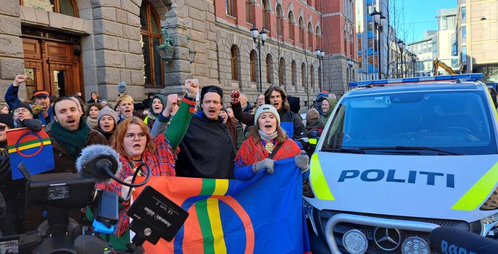 Demonstranter med samisk flagg utenfor Høyesterett