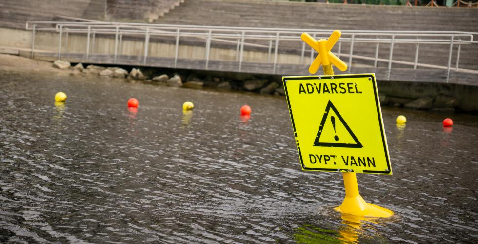 Bøye i Sørenga som advarer mot dybde.