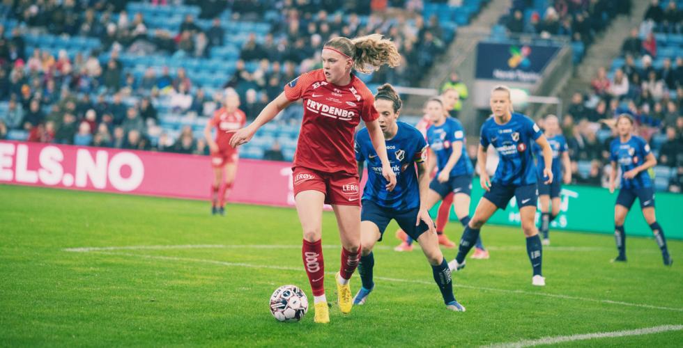 Signe Gaupset spiller for Brann mot Stabæk under cupfinalen 2022.