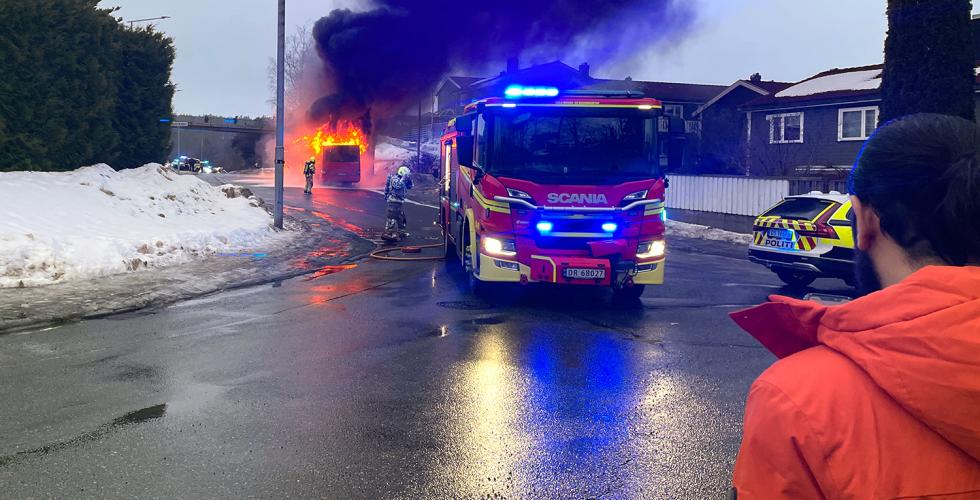 Brannvesen slukker brann i buss