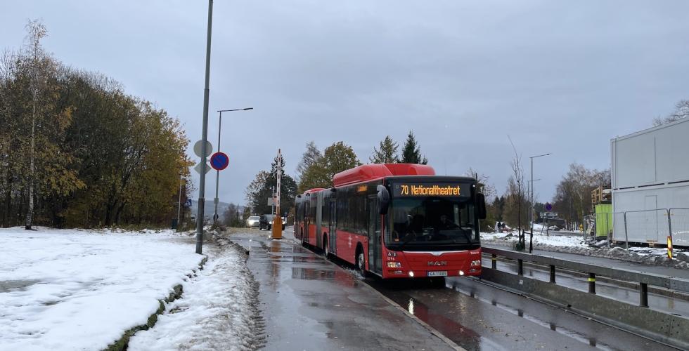 70-bussen på vei gjennom buss-bommen i Enebakkveien. 