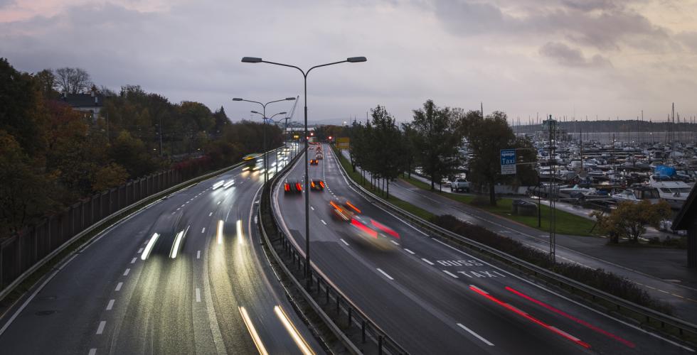 Ser en motorvei og biler som kjører i fart