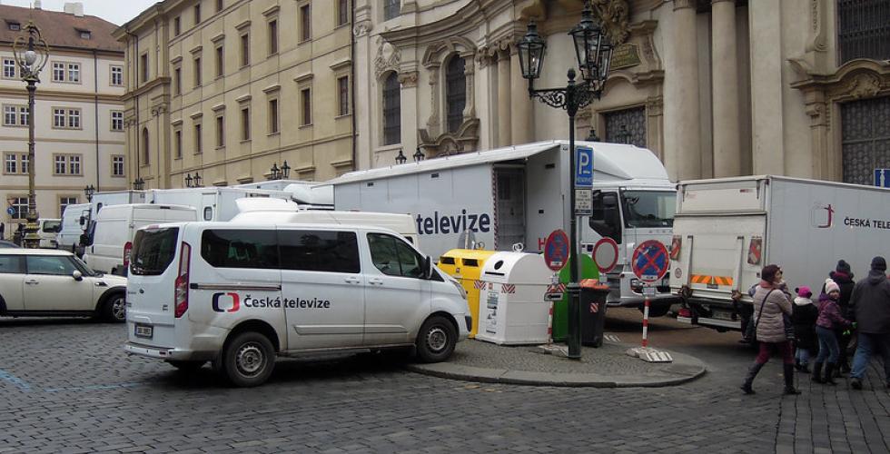 En bil parkert utenfor den tsjekkiske TV-stasjonen Ceska Televize