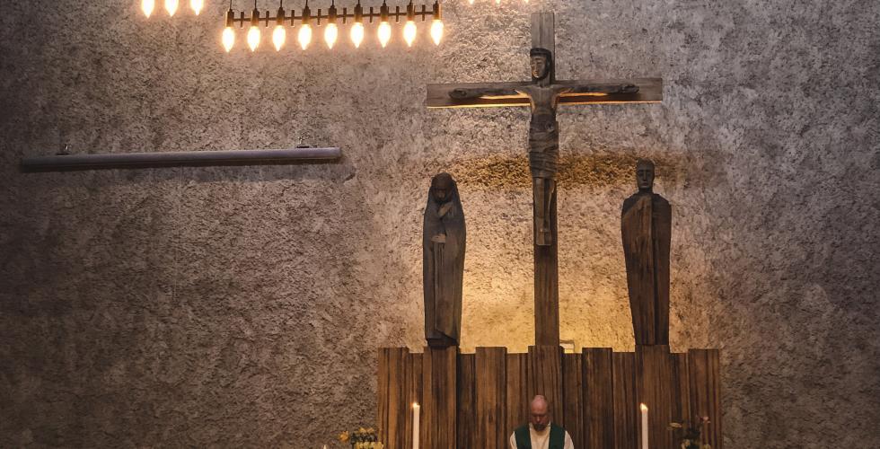 Presten i Sinsen kirke står bak alteret.