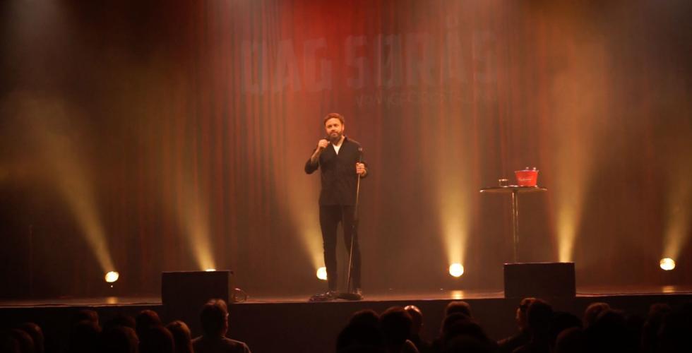 Dag Sørås står på scenen, og hadde sitt første show på Rockefeller i Oslo, siden gjenåpningen av byen. 