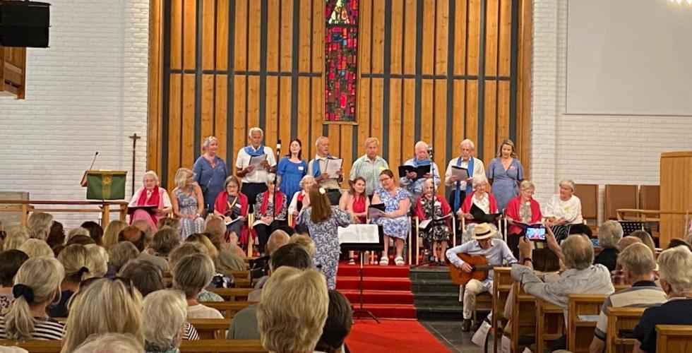 Et kor med eldre mennesker i en kirke 