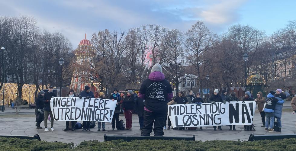 Frilanstolkene demonstrerer utenfor Stortinget