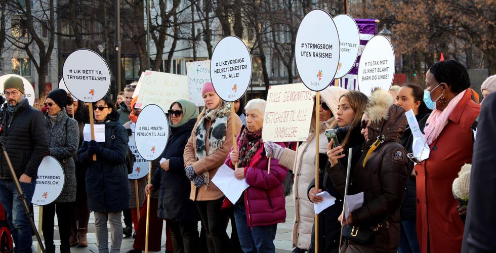 Demonstranter på Eidsvoll plass 3. mars 2022