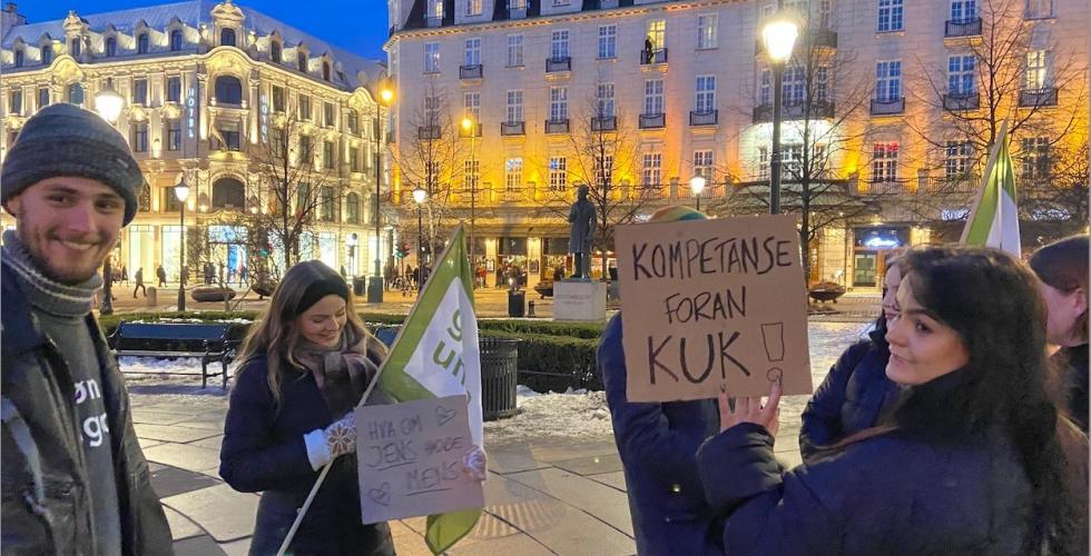 Seks demonstranter med skilt og flagg fra Grønn Ungdom på Eidsvolls plass 