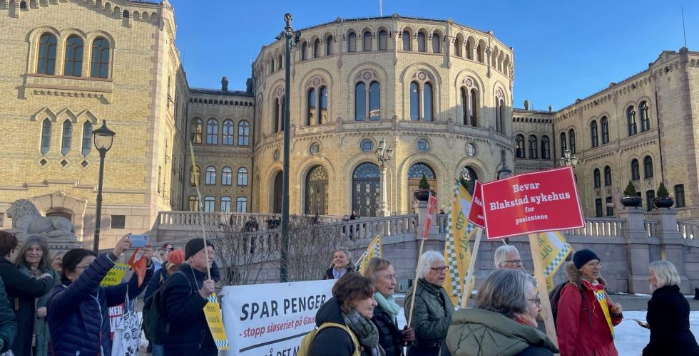 Mange mennesker med plakater foran Stortinget