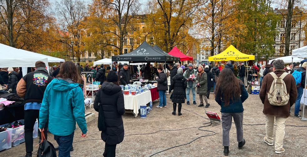 Folkemengde på Birkelunden Marked, masse boder omkring