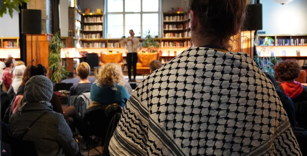 Lesing av palestinske dikt av bibliotekarer i opprør. Foto: Kiana Hassani