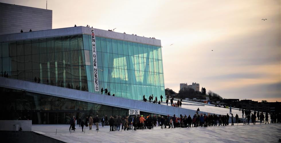 Demonstranter utenfor Den Norske Opera.