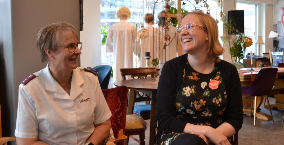 Laila Granseth og Heidi Jørgensen på Frelsesarmeen. 