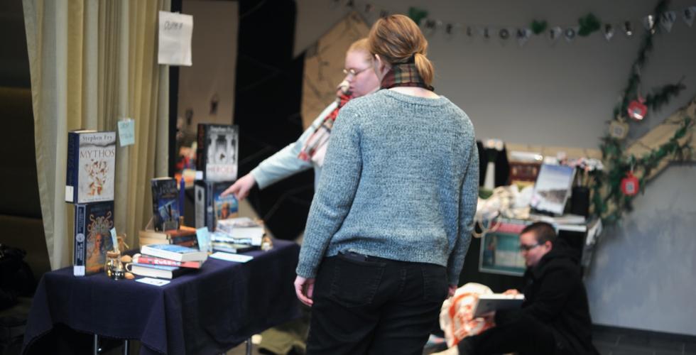 Noen studenter ser på de ulike bøkene som er utstilt.