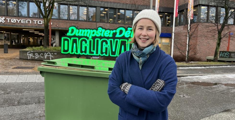 Leder for Framtiden i våre hender, Anja Bakken Riise, foran Dumpster deli på Tøyen torg.