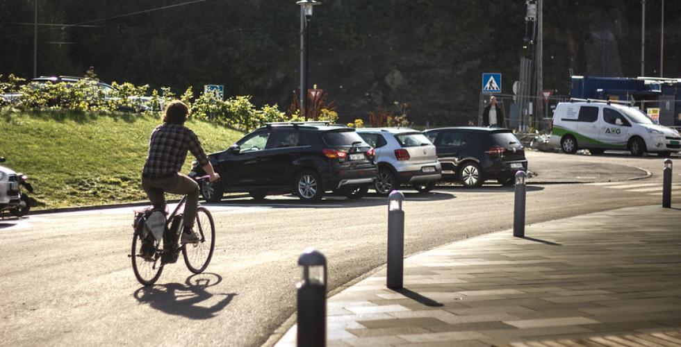 Bilde av en mann som sykler på en el-sykkel