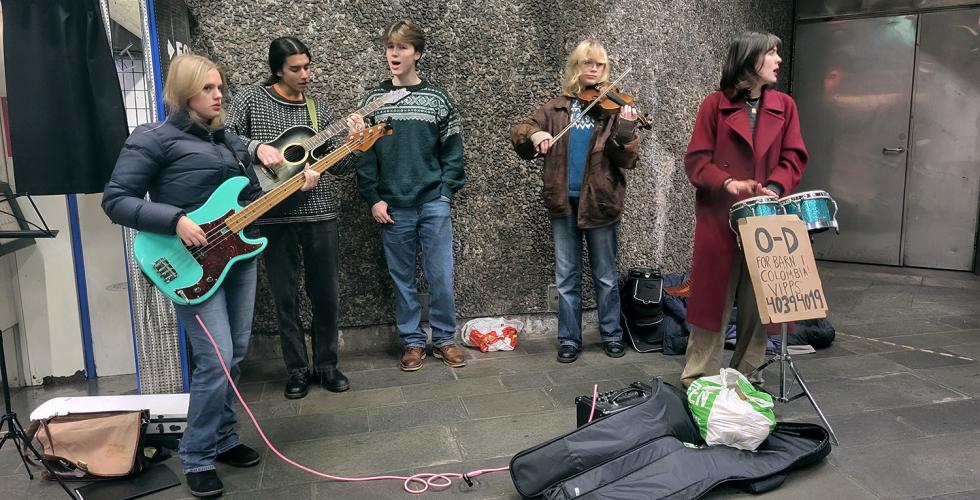 Fem elever fra Foss videregående skole spiller forskjellige instrumenter på Nationaltheatret stasjon til inntekt for Operasjon Dagsverk 2023.