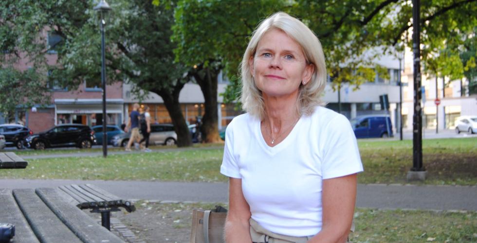 eline thorleifsson sitter i park