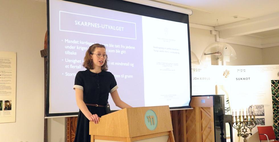 Elise Barring Berggren under foredraget "I kjølevannet av Holocaust: Restitusjonen" på Jødisk Museum i Oslo.