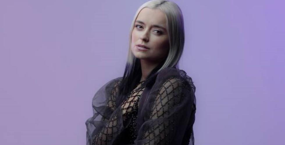 Portrett av popartist Elsie Bay