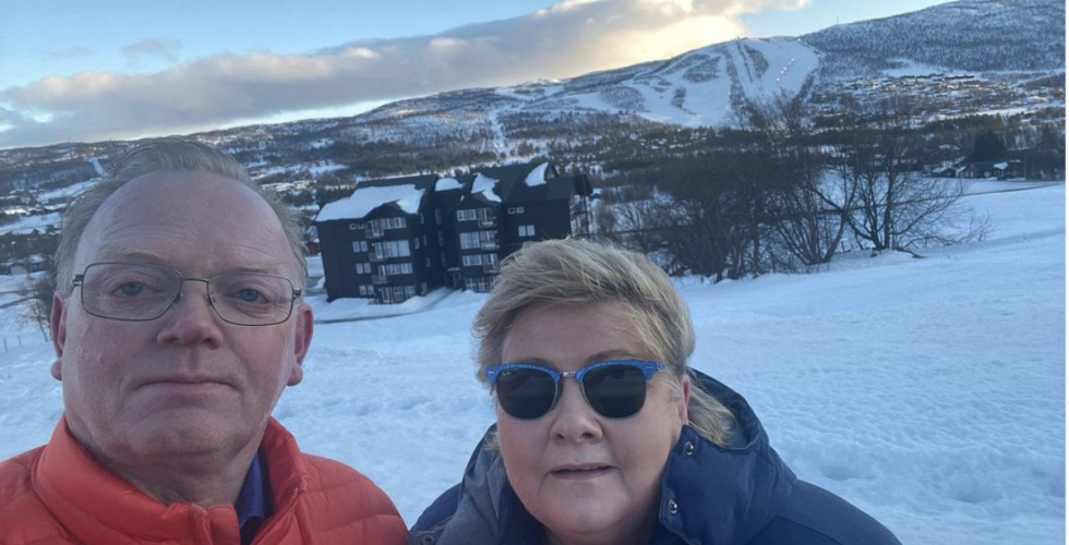 Selfie av Erna Solberg og ektemannen på Geilo.