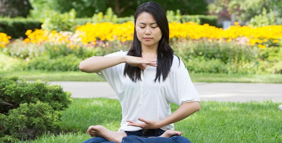 Ei kvinne utfører ei meditasjonsøving.