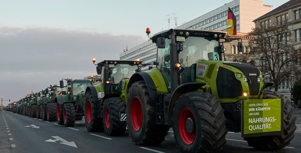 Traktorer på lang rekke i Berlin