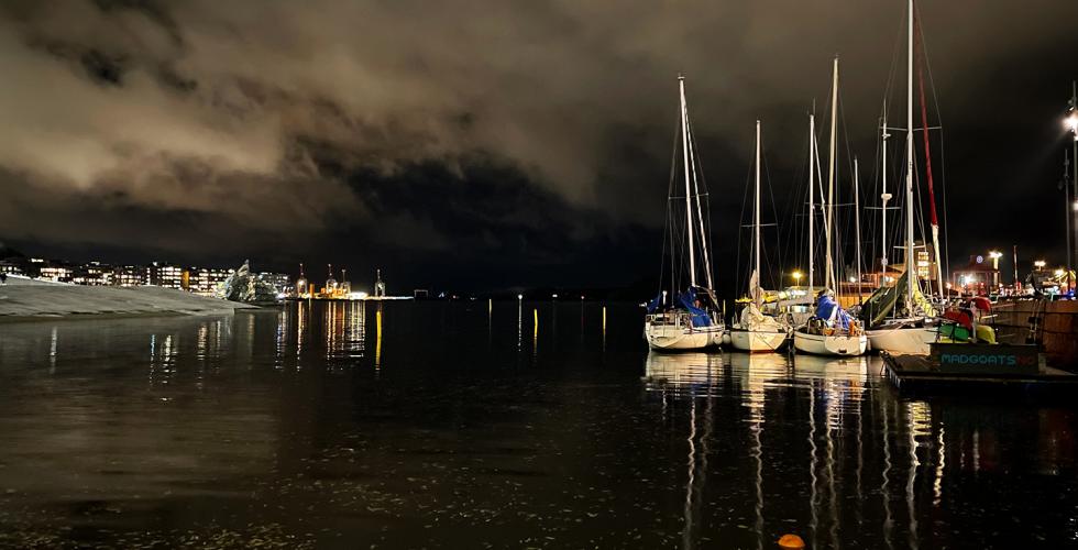 Bilde av fjord og båter ved en kai