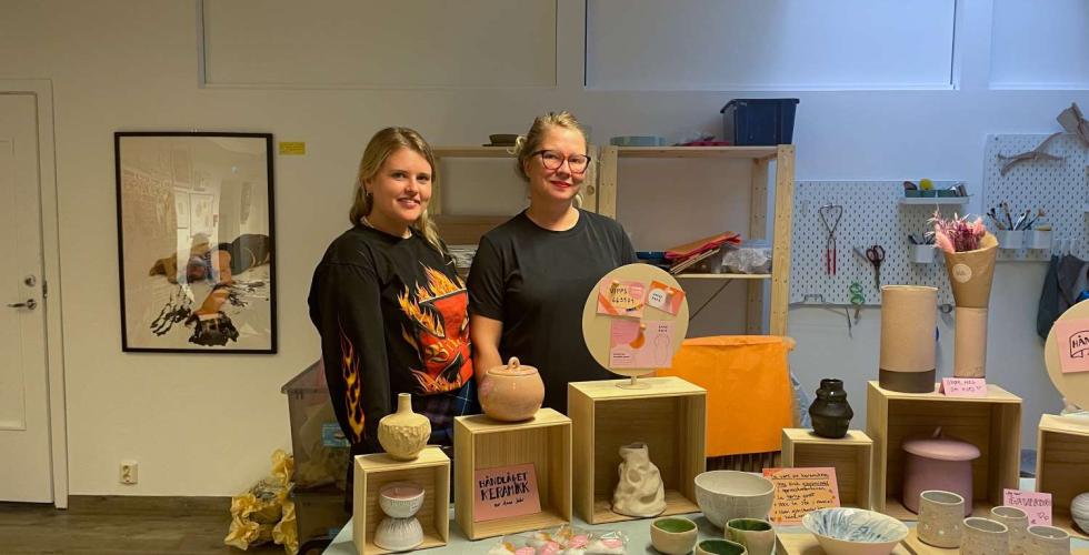Sophia Johansson og Anne Jahr står bak en stand på Flokemarked