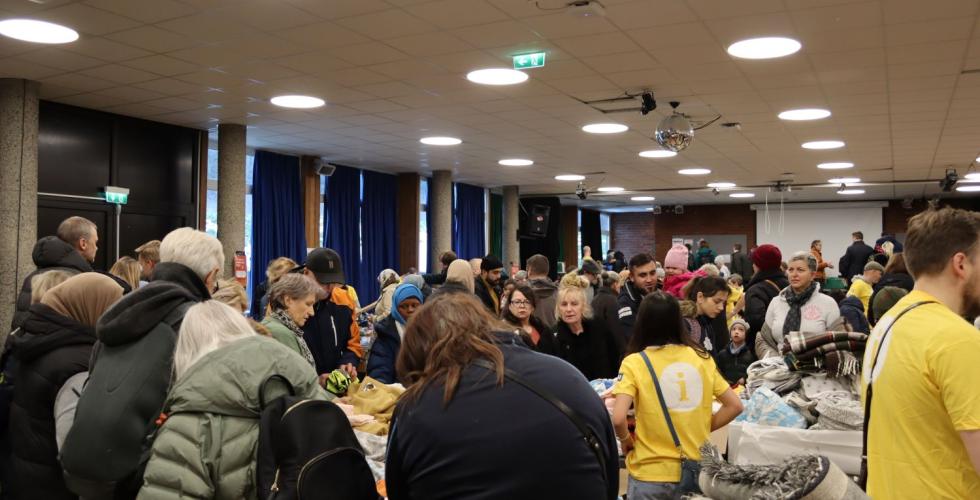 Folkemengde i storsalen på Rustad skole