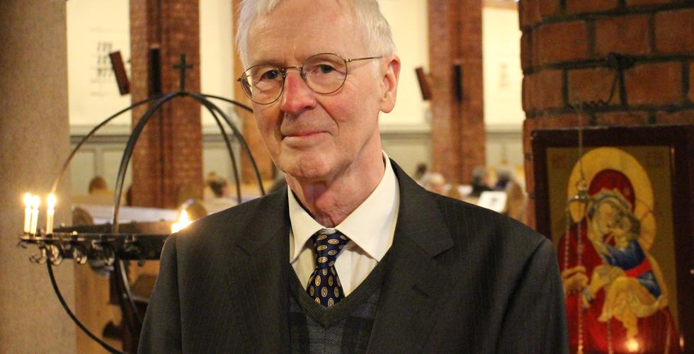 Bilde av omponist og musiker Kjell Mørk Karlsen i Uranienborg kirke