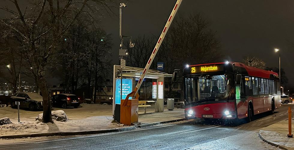 25 Majorstuen bussen passerer forbi buss-stasjonen, Lindeberg T.