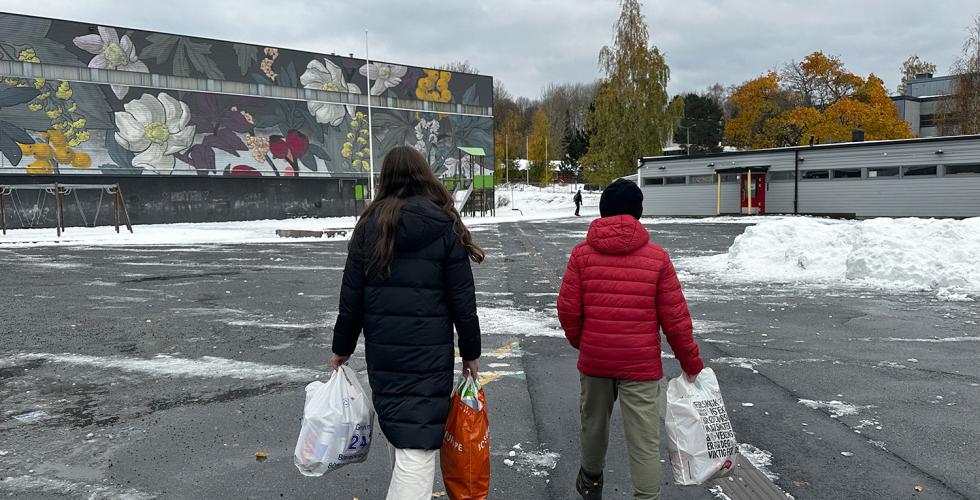 Sirin og Kerim, elever på Trosterud skole, i Oslo, på vei til å pante flasker. Foto: Rumeysa Sariyar