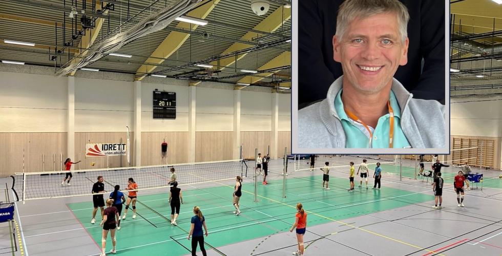 Stovnerhallen er full av ungdom som spiller volleyball.