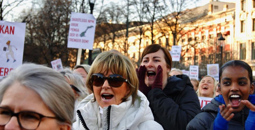 flere mennesker brøler foran stortinget under demonstrasjon