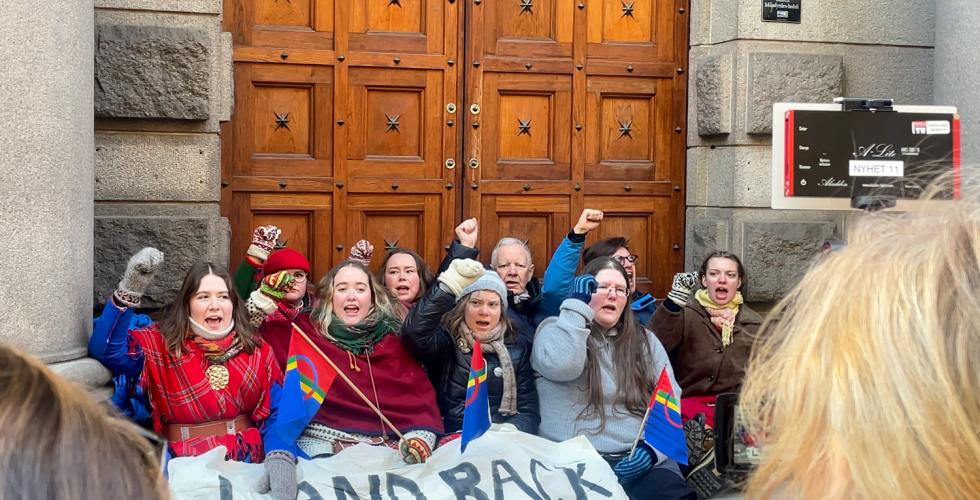 Greta Thunberg og flere aksjonister roper høylytt for menneskerettigheter utenfor miljø og klimadepartementet.