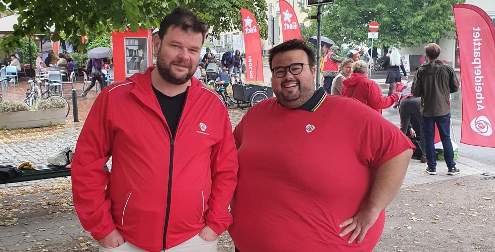 jorgen foss og frederik mellem ved sagene kirke smiler til kamera i dør Ap-skjorte. 