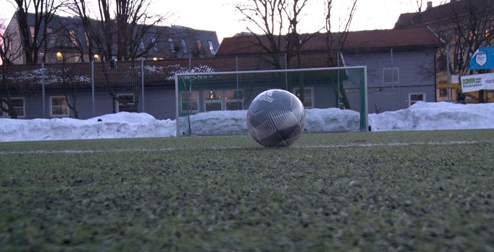 En ball ligger på fotballbanen.